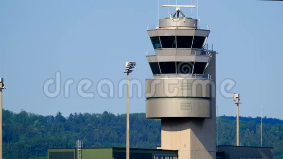 国际机场的交通管制塔视频的预览图
