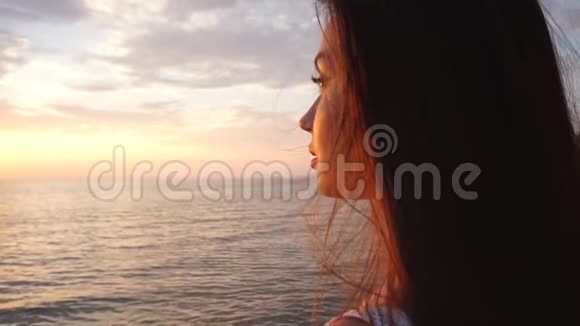 沙滩上看日出的女孩看日出的女孩的剪影视频的预览图