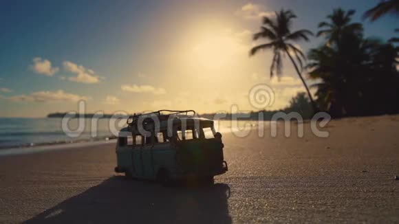 美丽的热带岛屿海滩日出和汽车微型视频蓬塔卡纳视频的预览图