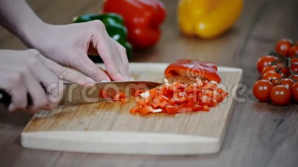 切红辣椒准备的食物视频的预览图
