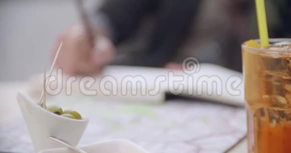 在咖啡馆外的鸡尾酒开胃酒时女人在说绿橄榄中弹高加索夫妇的爱情之旅视频的预览图