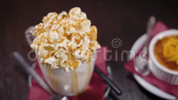 巨大的焦糖鸡尾酒爆米花顶部和甜点视频的预览图
