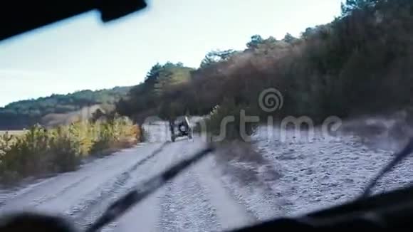 驾驶越野老式车辆车内稳定的摄像头正在跟踪一辆吉普车视频的预览图