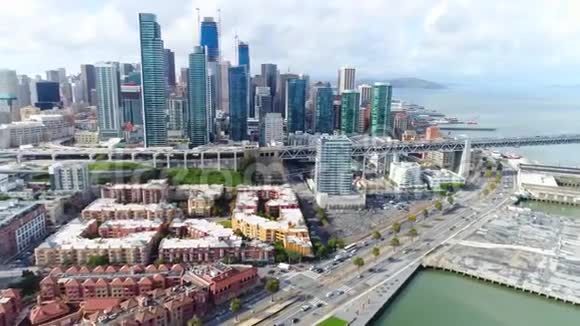 4k无人驾驶飞机在旧金山海港繁华的现代金融区令人惊叹的城市景观天际线上观看视频的预览图