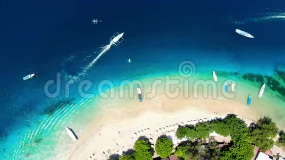热带岛屿拥有热带海滩和水晶海洋鸟瞰吉利群岛视频的预览图