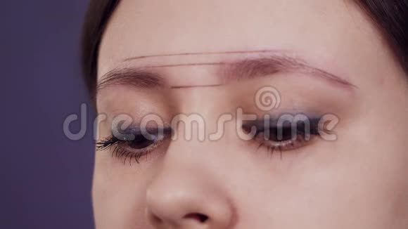 在美容院做永久性化妆用的女人眉毛上画轮廓视频的预览图