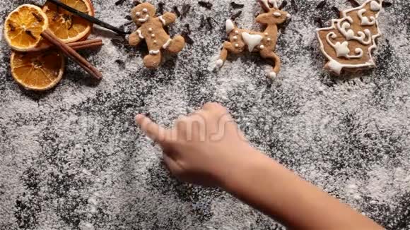 儿童手工绘制面粉中的大雪花视频的预览图