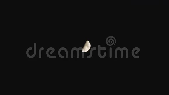 天空中的年轻月亮视频的预览图