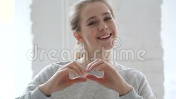恋爱中的年轻女性的心志手的手势视频的预览图