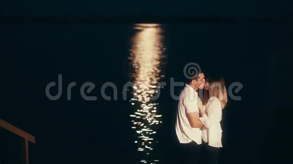 恋人们在月光下在海里接吻视频的预览图