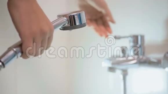 女子淋浴调节水温慢动作视频视频的预览图