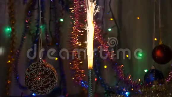 节日的烟火闪闪发光新年背景照相机在物体周围的运动视频的预览图