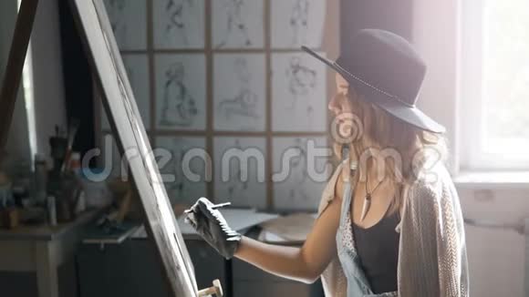 女艺术家绘画视频的预览图