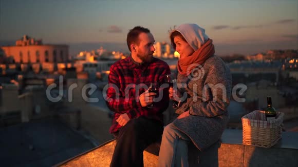 屋顶上的浪漫约会可爱的情侣在日落时在屋顶上约会视频的预览图