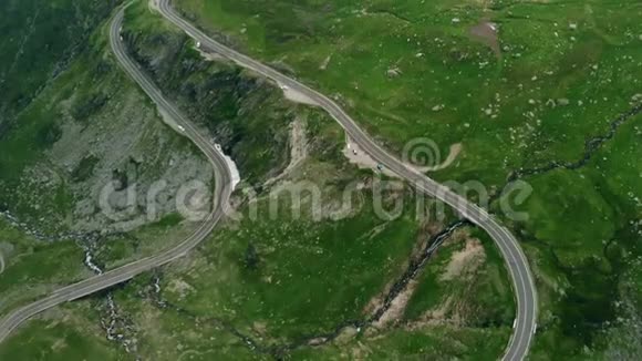 空中俯瞰特兰法加拉斯山路罗马尼亚特兰西瓦尼亚视频的预览图