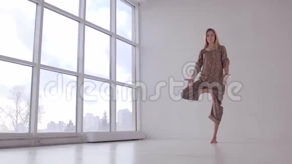 有魅力的瑜伽女性练习平衡瑜伽姿势视频的预览图