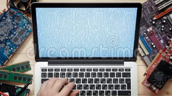 顶视图电脑技术人员使用笔记本电脑带有电路板轮廓配有工具和电子设备视频的预览图