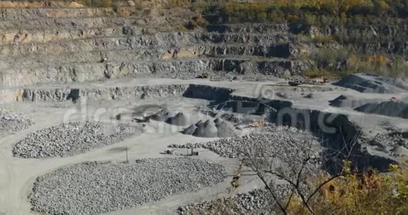 提取有用的材料一个大型铁矿石职业的全景在大型职业中工作重工业视频的预览图
