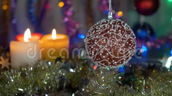 漂亮的红球新年和圣诞装饰品闪耀的加兰背景模糊照相机的移动视频的预览图