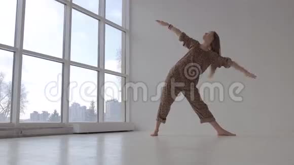 在工作室练习瑜伽姿势的运动瑜伽女人视频的预览图