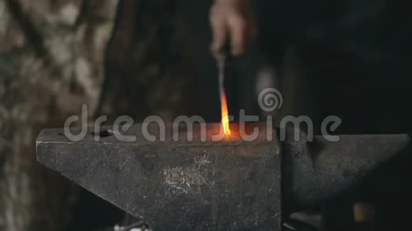 在铁匠铺铁砧上手工锻造铁水的长胡子青年铁匠的特写镜头燃放烟火视频的预览图