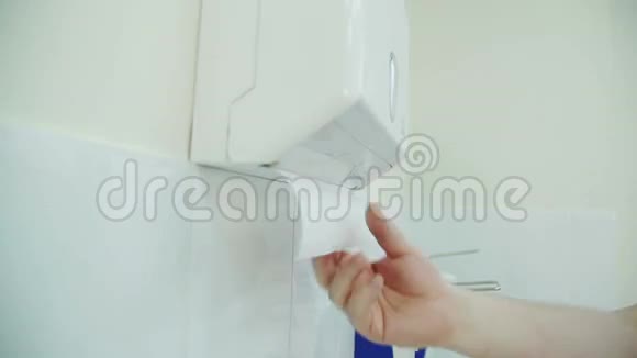 医生小心翼翼地用餐巾纸擦拭洗手池视频的预览图