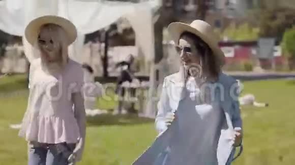 女朋友散步一起在公园里度过时光两个戴帽子的女人视频的预览图