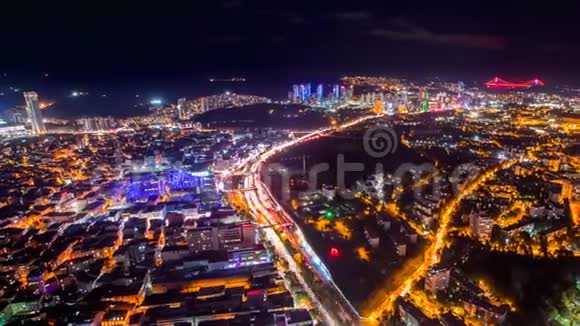 晚上用红绿灯拍摄伊斯坦布尔屋顶全景视频的预览图