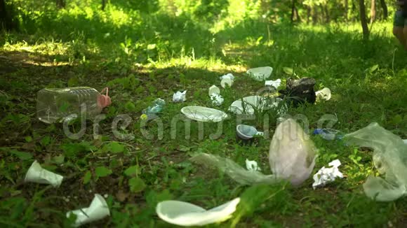 志愿者在暑期公园捡拾塑料垃圾生态概念视频的预览图