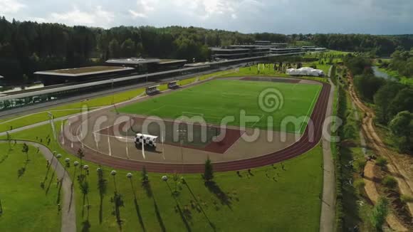 从鸟瞰古典空老体育场空中镜头4k视频的预览图