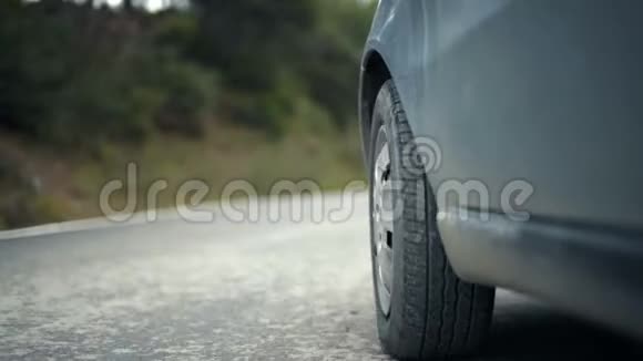 汽车的前左轮胎关闭视频视频的预览图