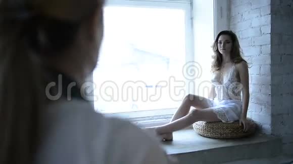白色睡衣模特在摄影棚拍照视频的预览图