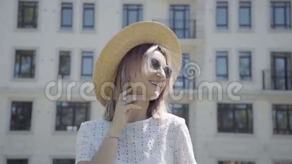 一个戴草帽的时髦而现代的年轻女人的肖像视频的预览图