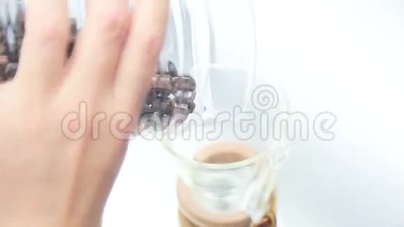 咖啡被倒进容器里视频的预览图