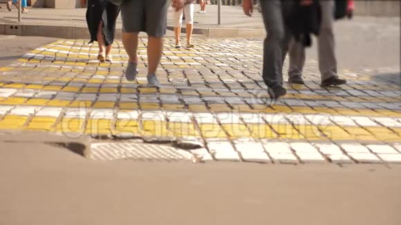 现代城市的人行横道行人慢行视频莫斯科红场上的人们视频的预览图