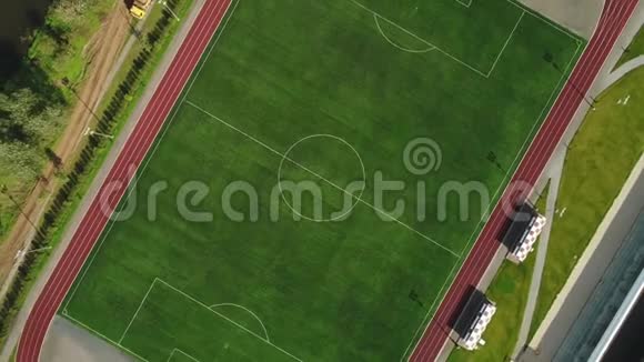 从鸟瞰古典空老体育场空中镜头4k视频的预览图