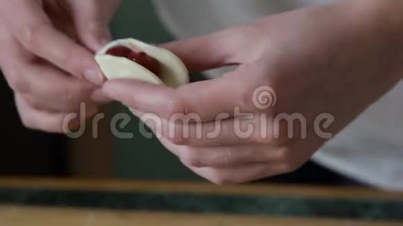 厨师雕刻面团视频的预览图