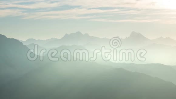 全景视频在阿尔卑斯山背光山岭轮廓带雾高山山峰带冰川视频的预览图