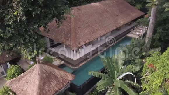 热带中部的空中射击温泉度假村室外游泳池视频的预览图
