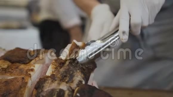 厨师把烤猪的肉切成切片视频的预览图