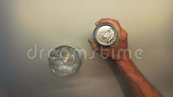 男手开口啤酒视频的预览图