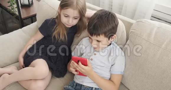 沙发上有手机的孩子视频的预览图