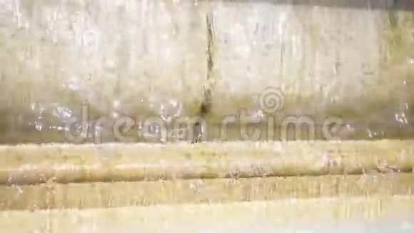 关闭旧黄色大理石喷泉的水幕透明的水流夏日晴天视频的预览图