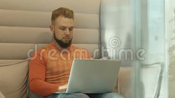 胡子男坐在白色背景下视频的预览图