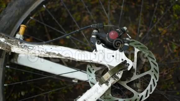一辆脏自行车躺在森林里的地上视频的预览图