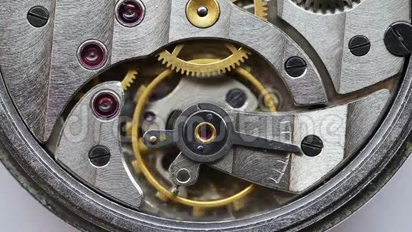 在旧机械手怀表里移动齿轮视频的预览图