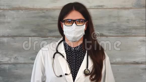 成年女性医生穿白色外套戴防护面罩视频的预览图
