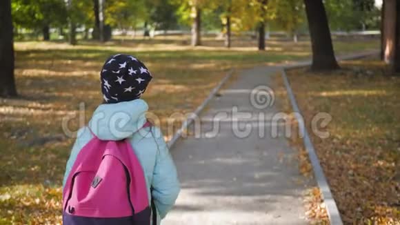 在秋天公园散步的漂亮女孩视频的预览图