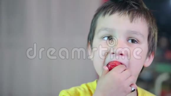 棕色头发的小男孩吃着草莓竖起大拇指4K视频的预览图
