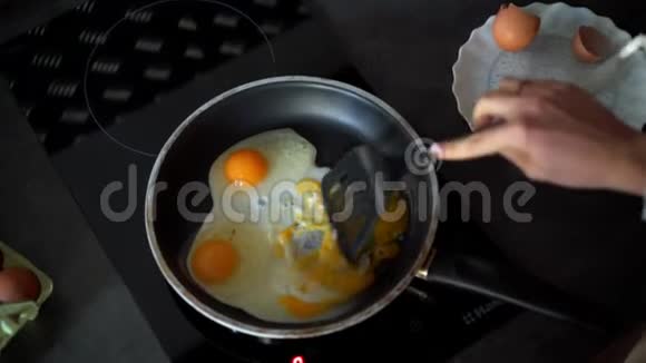 用煎蛋做早餐视频的预览图